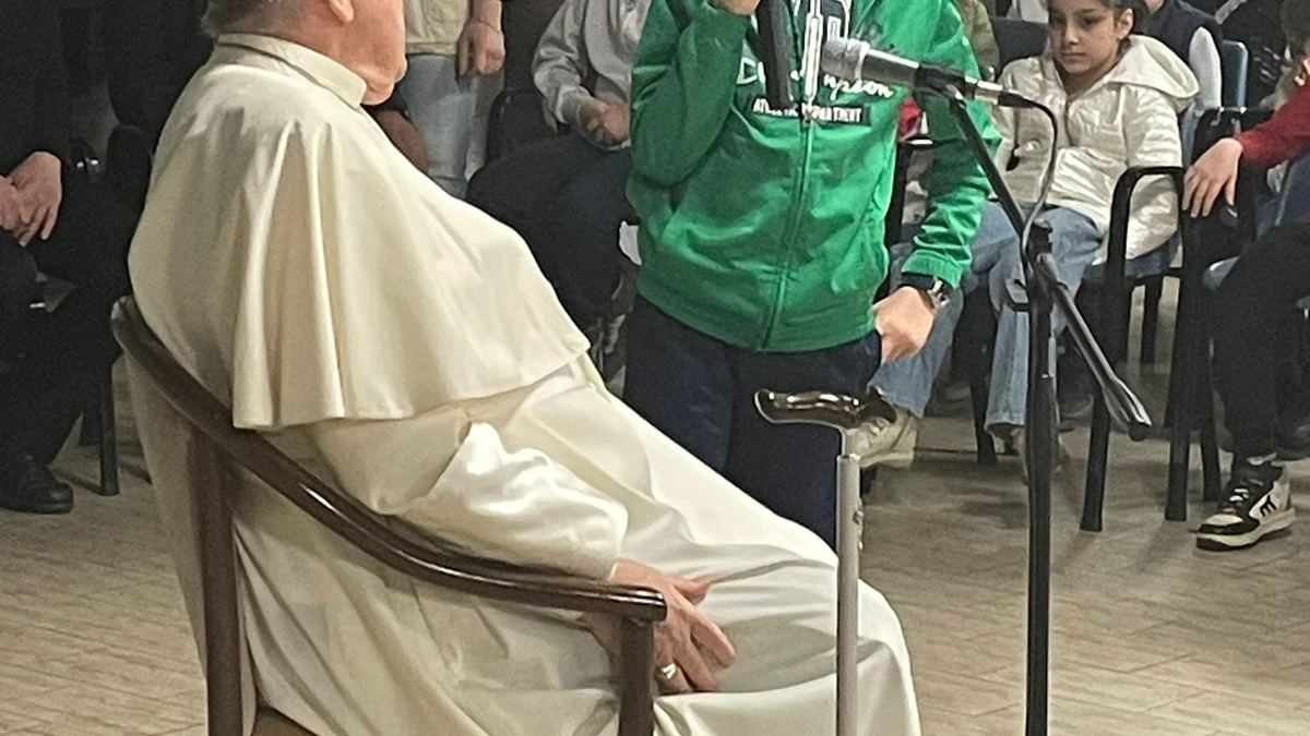 Francisco se reúne con 200 niños en una parroquia de Roma