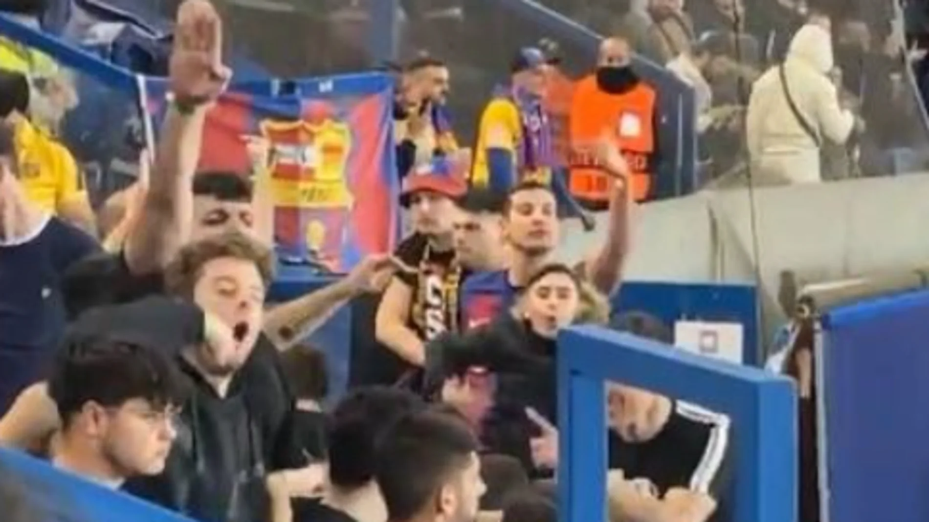 Saludos nazis e insultos racistas de hinchas del Barça
