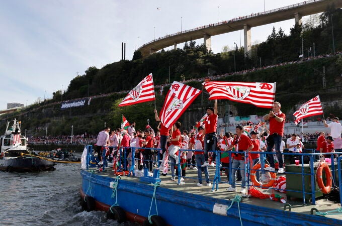 Bilbao y la Ría se abarrotan ansiosos de ver la gabarra