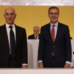 El presidente de Ferrovial, Rafael del Pino, y el consejero delegado, Ignacio Madridejos, durante la Junta General de Accionistas.