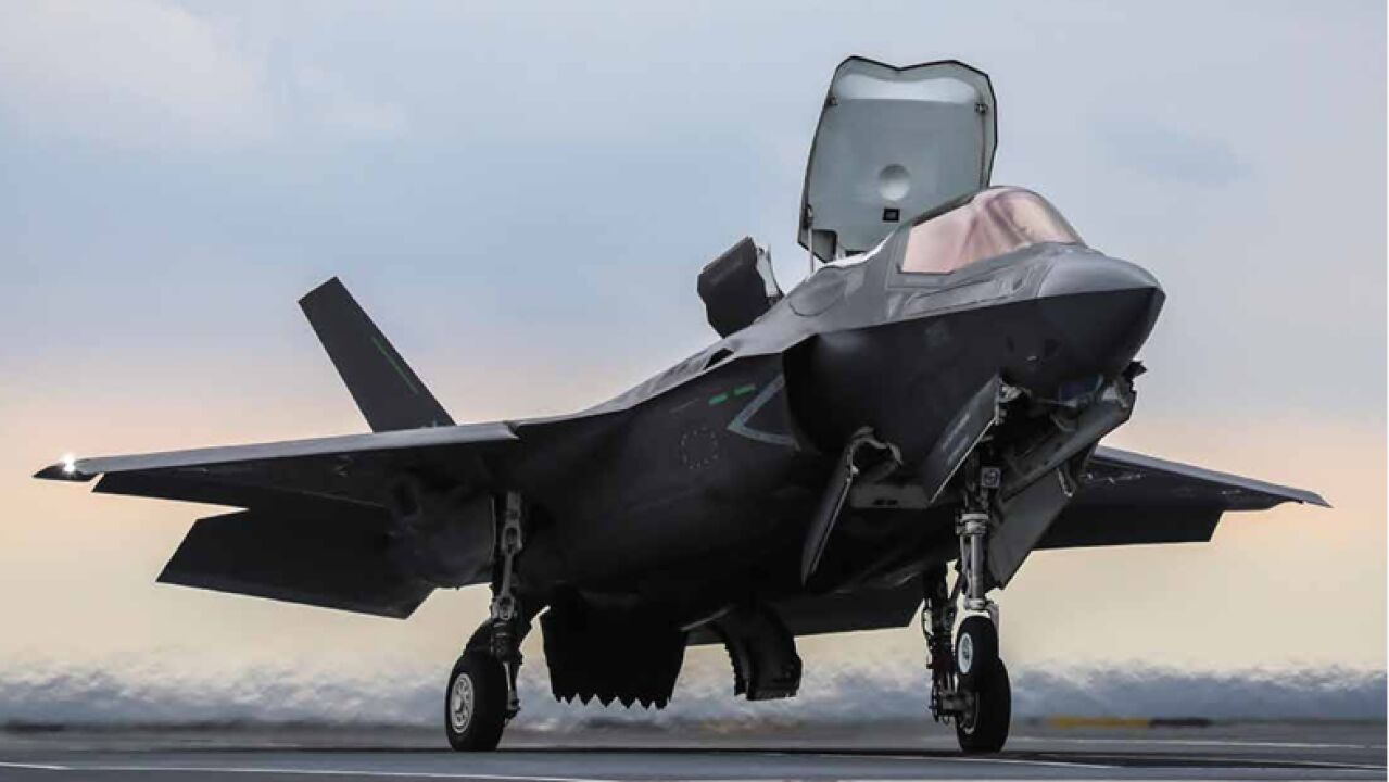 日本、護衛艦2隻を軽空母に改造してF-35B航空機を運用