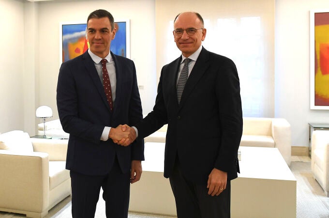 El presidente del Gobierno, Pedro Sánchez, se reúne con el ex primer ministro de Italia y presidente de Instituto Jacques Delors, Enrico Letta, en Moncloa
