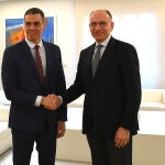 El presidente del Gobierno, Pedro Sánchez, se reúne con el ex primer ministro de Italia y presidente de Instituto Jacques Delors, Enrico Letta, en Moncloa