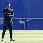 Xavi, pensativo en el entrenamiento del Barça