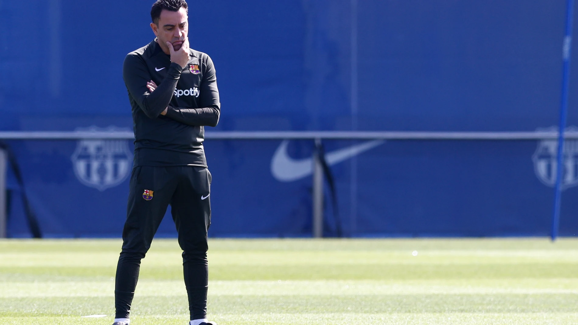 Xavi, pensativo en el entrenamiento del Barça