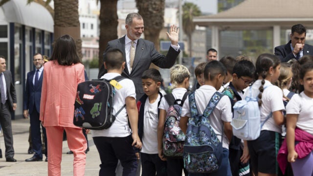 Los Reyes Felipe VI y Letizia rodeados de niños en las Palmas de Gran Canaria