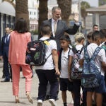 Los Reyes Felipe VI y Letizia rodeados de niños en las Palmas de Gran Canaria