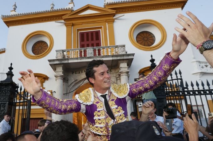 SEVILLA, 12/04/2024.- El diestro Daniel Luque sale a hombros a la finalización del festejo taurino celebrado este viernes en la Real Maestranza de Sevilla, con toros de Núñez del Cubillo. 