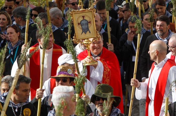 La romería de la Santa Faz en Alicante venera uno de los pliegues del velo con el que la Verónica limpió el rostro de Jesucristo en su camino al monte Calvario. 
