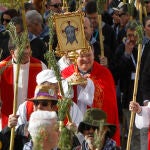 La romería de la Santa Faz en Alicante venera uno de los pliegues del velo con el que la Verónica limpió el rostro de Jesucristo en su camino al monte Calvario. 