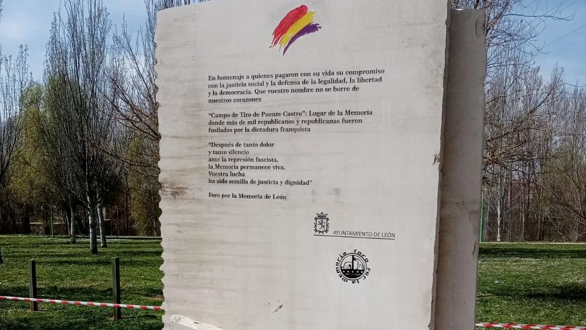 Vandalizan el monumento en homenaje a los fusilados del franquismo en el Campo de Tiro de Puentecastro en León