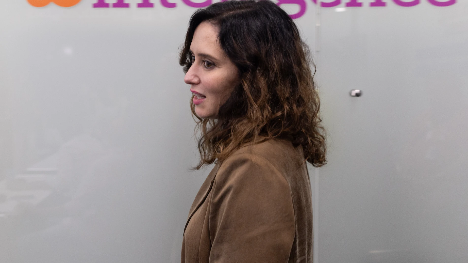 La presidenta de la Comunidad de Madrid, Isabel Díaz Ayuso, a su llegada a una visita a las instalaciones de la multinacional ATOS, en ATOS, a 12 de abril de 2024, en Madrid (España). Ayuso ha realizado esta visita para conocer la infraestructura tecnológica que gestionará durante los Juegos Olímpicos y Paralímpicos de París 2024 el calendario de competiciones, la transmisión de resultados en tiempo real o las más de 500.000 acreditaciones previstas, entre otras cuestiones. 12 ABRIL 2024;MAD...
