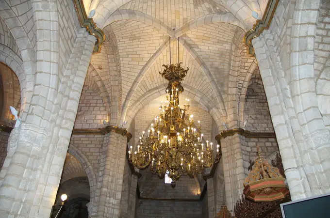 Del Congreso de los Diputados a la Catedral de Badajoz: el recorrido de una lámpara monumental