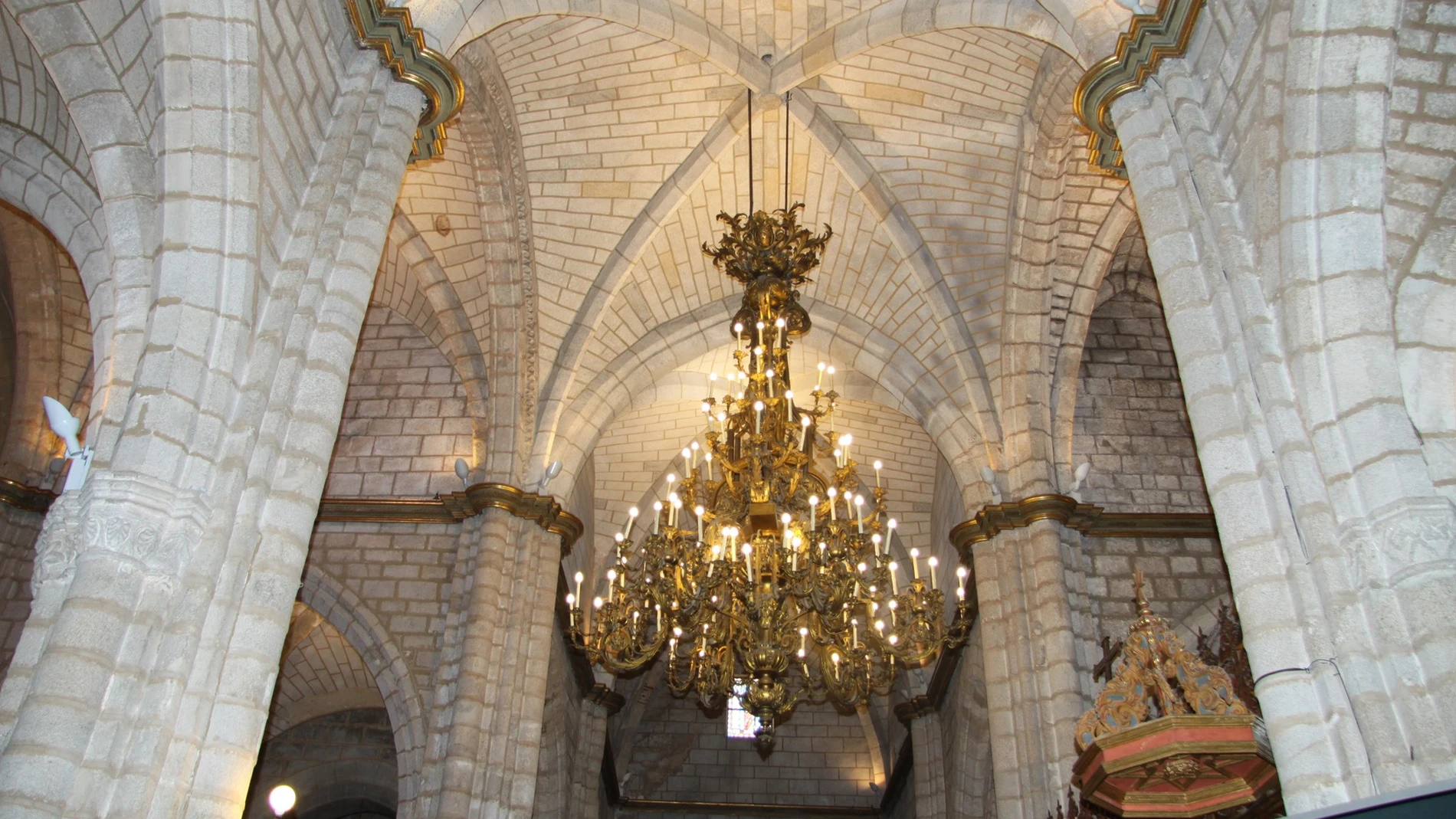 La lámpara luce en la Catedral de Badajoz