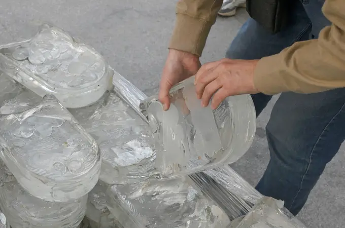 Largas colas en el Ayuntamiento de Madrid para recoger piezas de vidrio del monumento 11-M