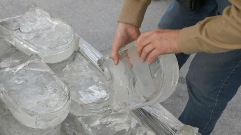 Reparto de piezas de vidrio del monumento conmemorativo del 11M
