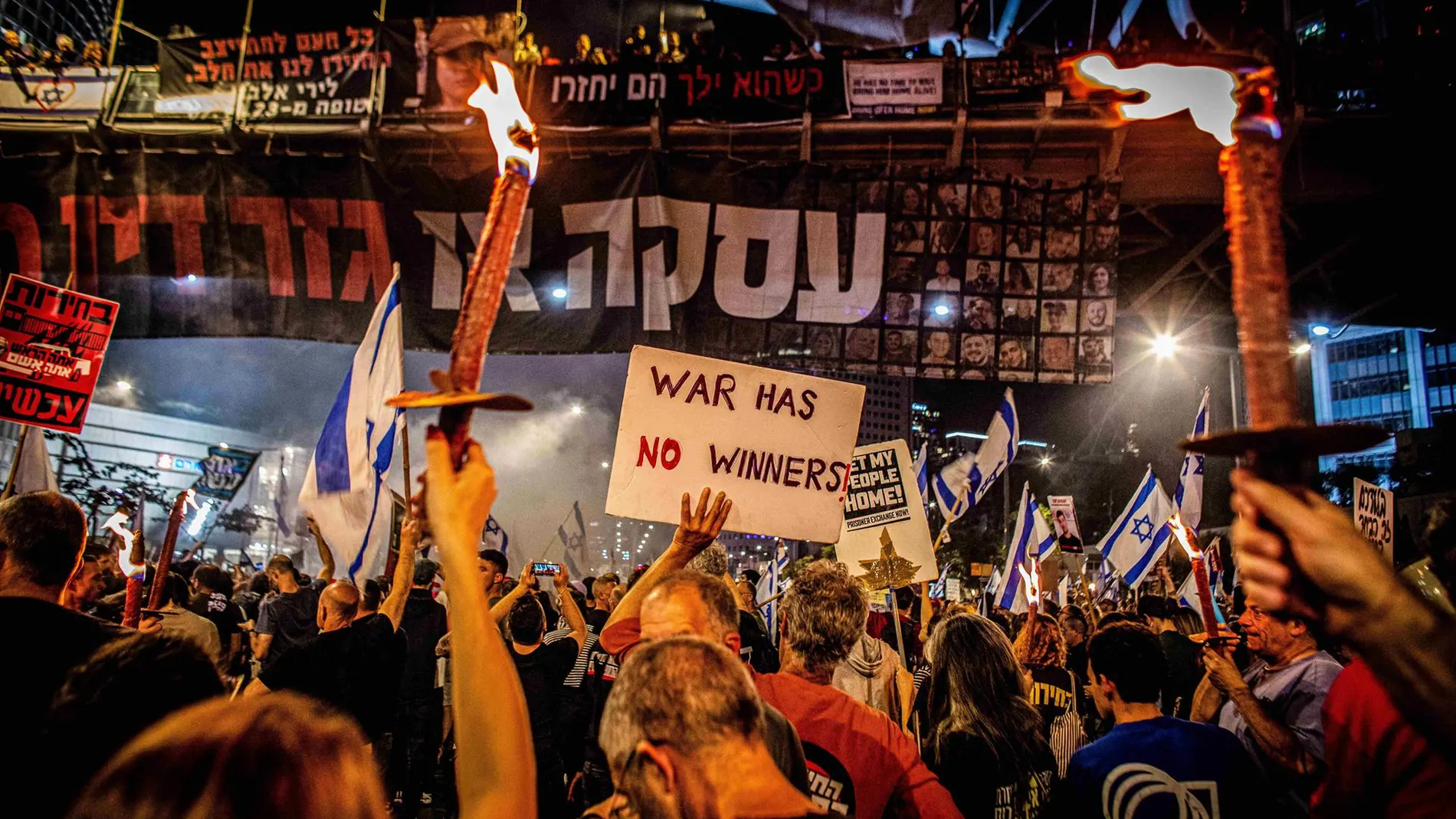 AMP.- O.Próximo.- Miles de manifestantes protestan un sábado más contra Netanyahu en Tel Aviv