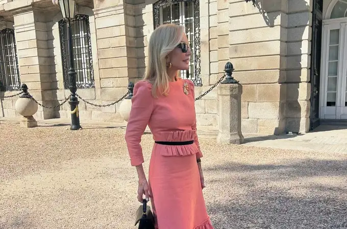 Carmen Lomana se convierte en la invitada ideal de primavera con el vestido español rosa de tweed más bonito