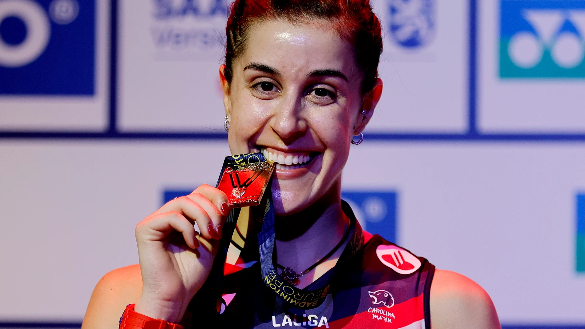 Saarbruecken (Germany), 14/04/2024.- Carolina Marin of Spain celebrates with the medal on the podium after winning her final match against Kirsty Gilmour of Scotland at the Badminton European Championships 2024 in Saarbruecken, Germany, 14 April 2024. (Alemania, España) EFE/EPA/RONALD WITTEK 