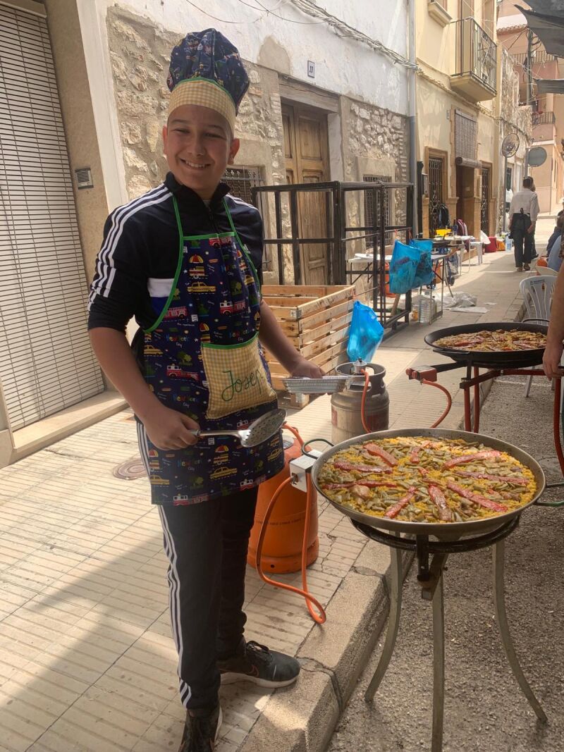 El joven Josep Morant se enfrenta a la preparación de su primera paella