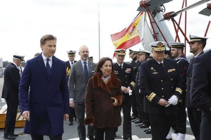 Margarita Robles y su homólogo finlandés a bordo de la fragata española