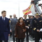 Margarita Robles y su homólogo finlandés a bordo de la fragata española