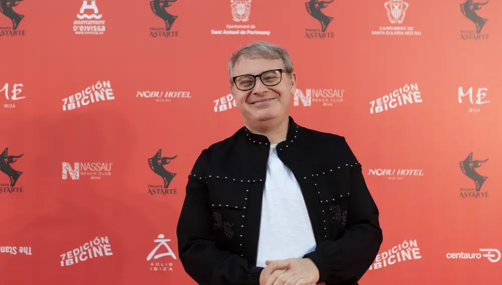 Axel Kuschevatzky, vestido de Ibiza Stones, en la alfombra roja de los Premios Astarté de Ibicine