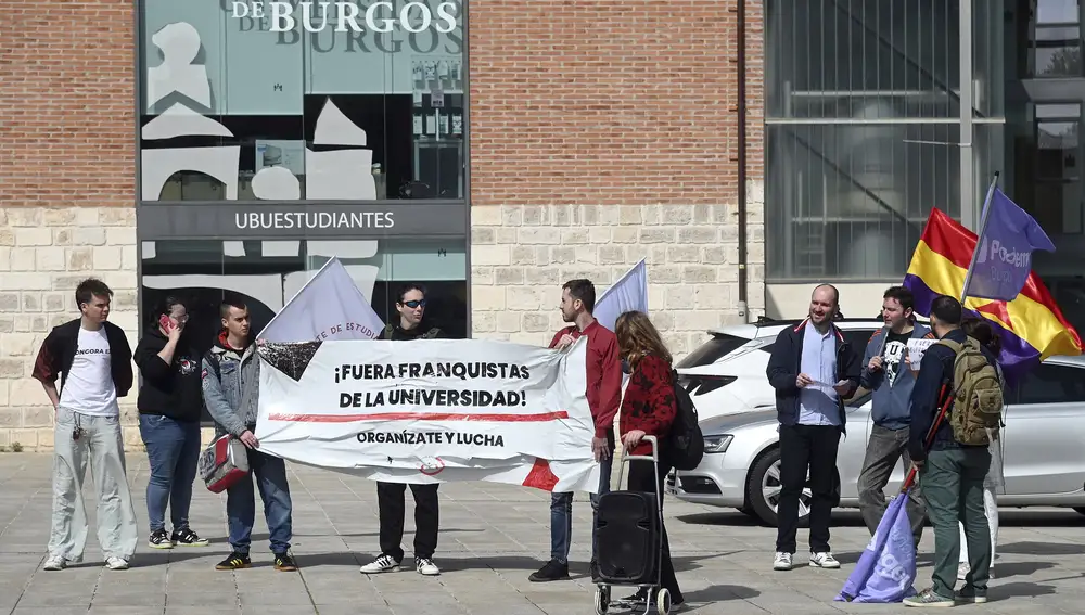 varios jóvenes protestan contra la investidura de Nicolás-Correa como Doctor Honoris Causa por la UBU