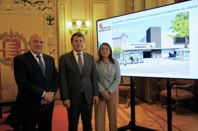 Mañueco, González Corral y Carnero tras firmar el acuerdo para remodelar la estación de autobuses de Valladolid