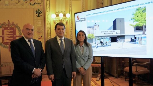 Mañueco, González Corral y Carnero tras firmar el acuerdo para remodelar la estación de autobuses de Valladolid
