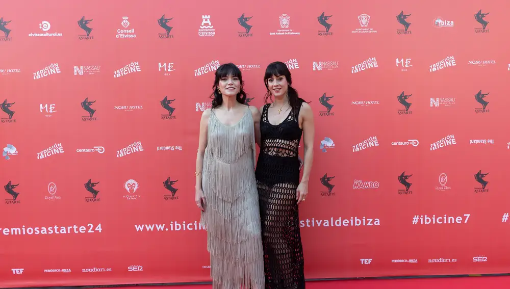 Las actrices Marta Zubiría y Eva Ugarte en la alfombra roja de los Premios Astarté de Ibicine