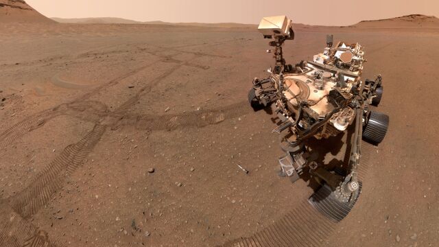 Selfie del Perseverance buscando rocas marcianas