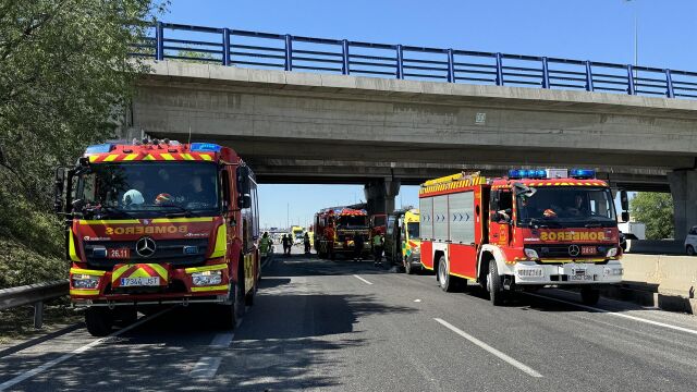 MADRID.-Sucesos.- Herido al chocar su camión con un pilar de la A-2 en un accidente con 4 kilómetros de retenciones en Alcalá