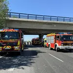 MADRID.-Sucesos.- Herido al chocar su camión con un pilar de la A-2 en un accidente con 4 kilómetros de retenciones en Alcalá