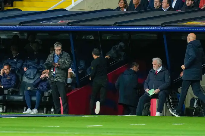 Las duras palabras de Xavi al árbitro del Barcelona - PSG por la expulsión de Araujo