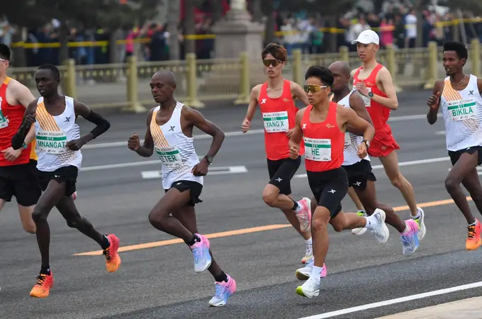 Tres atletas africanos aparentemente dejan ganar al corredor He Jie en medio maratón de Pekín 