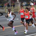 Tres atletas africanos aparentemente dejan ganar al corredor He Jie en medio maratón 