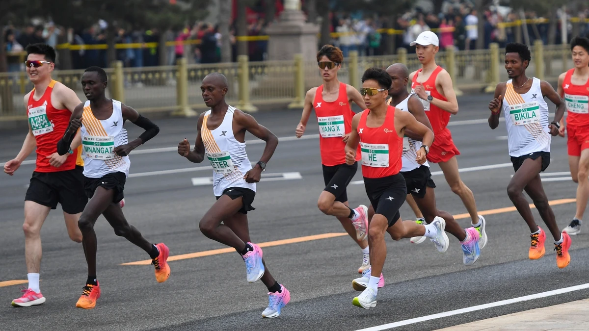 Tres atletas africanos aparentemente dejan ganar al corredor He Jie en medio maratón de Pekín