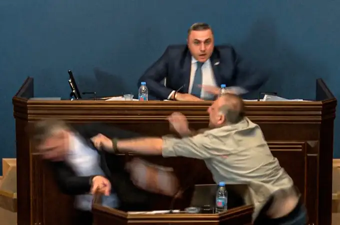 Brutal pelea a puñetazos en el Parlamento de Georgia después de que el jefe opositor agrediera a un miembro del Gobierno