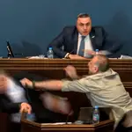 Momento en que Aleko Elisashvili agrede a Mamuka Mdinaradze en el Parlamento de Georgia