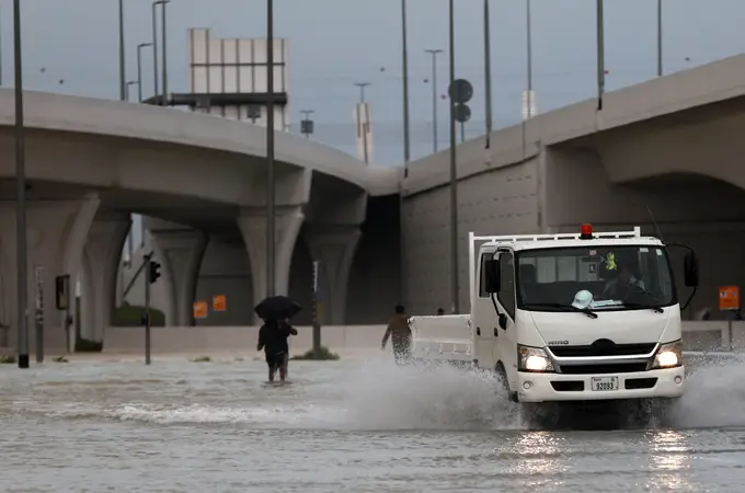 Lluvias torrenciales causan estragos en Emiratos Árabes Unidos: calles inundadas y vuelos detenidos