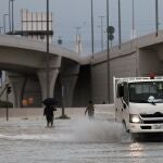 Lluvias torrenciales causan estragos en Emiratos Árabes Unidos: calles inundadas y vuelos detenidos
