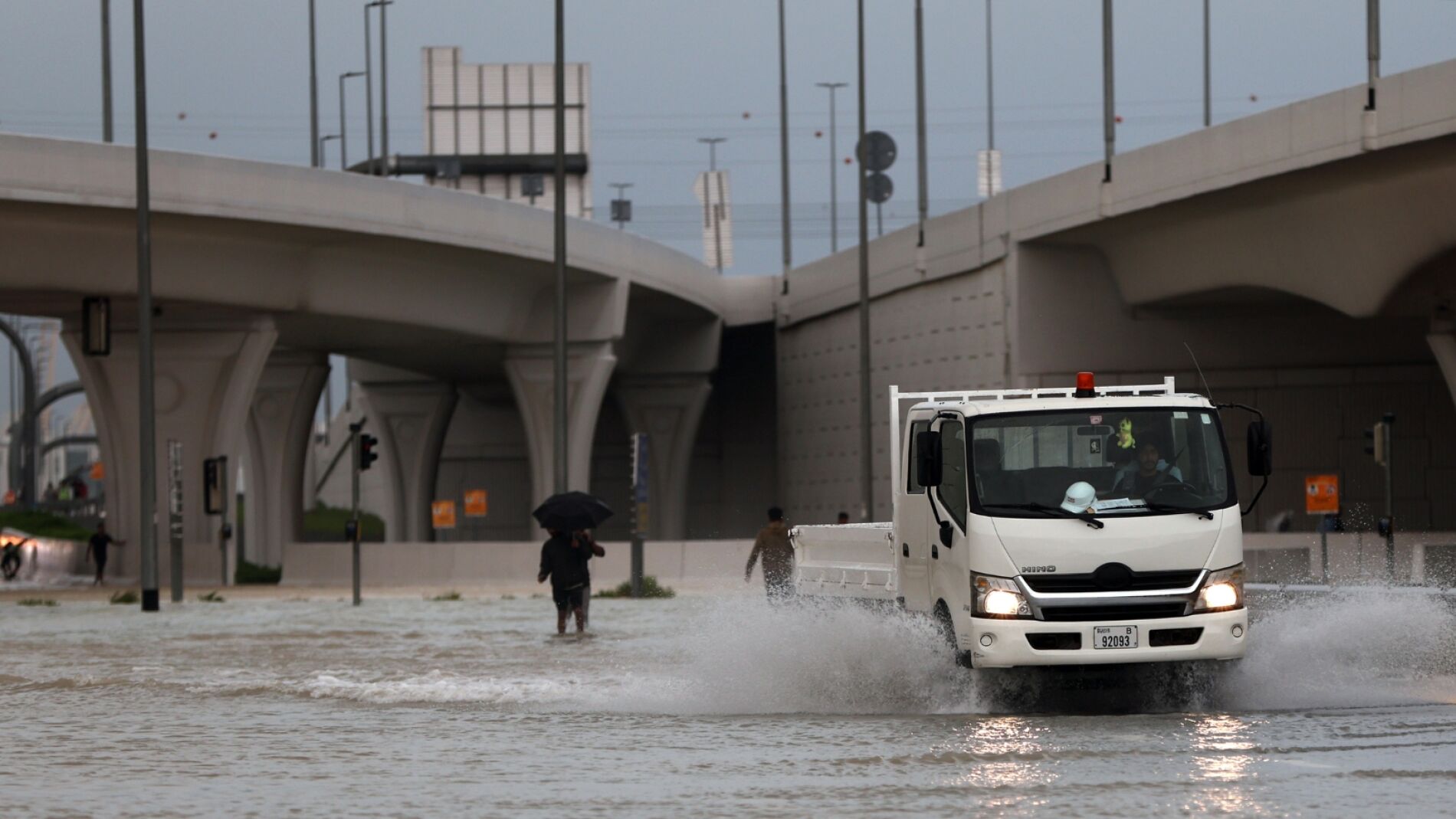 Lluvias Torrenciales Causan Estragos En Emiratos Árabes Unidos: Calles ...