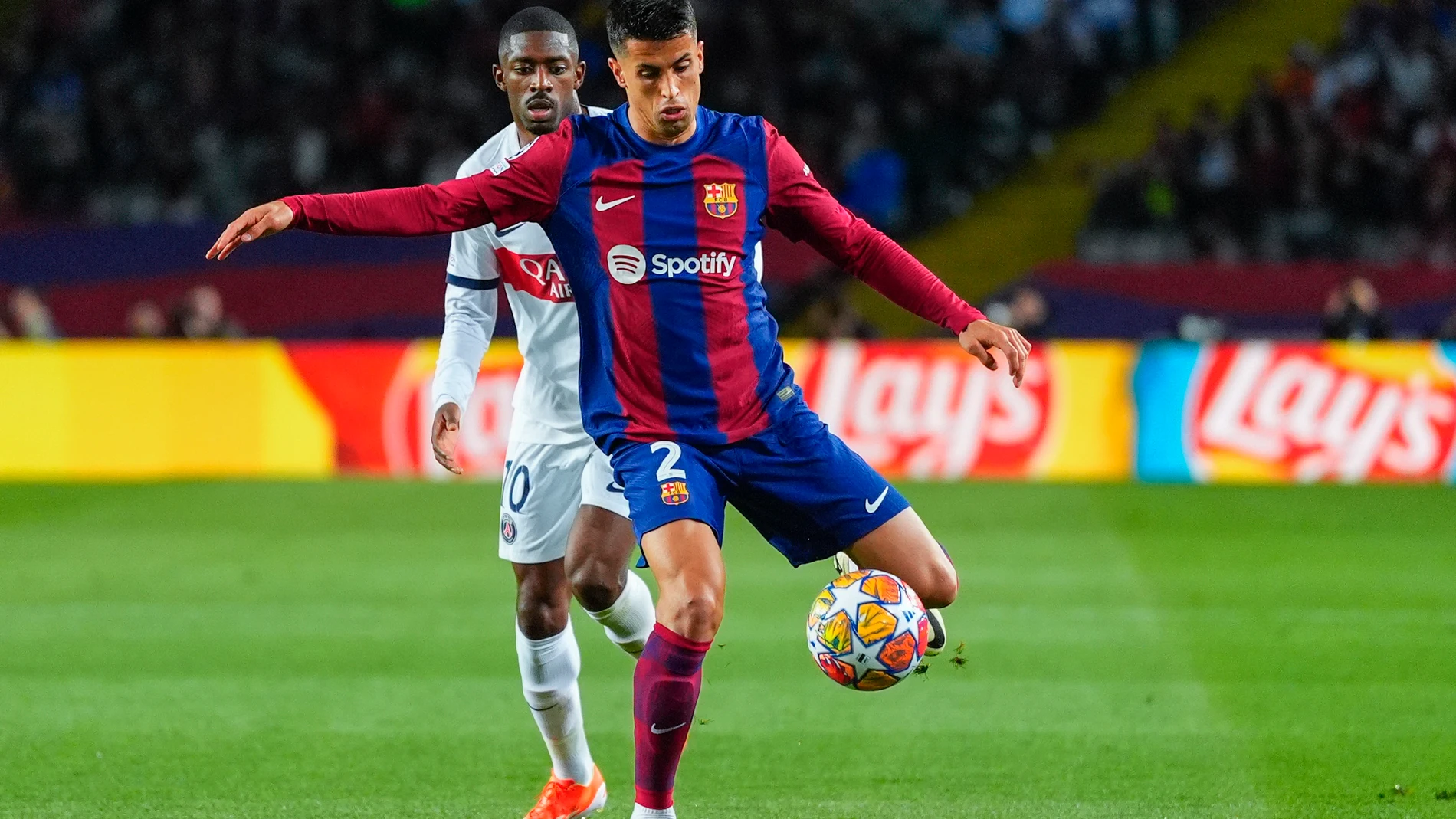 BARCELONA, 16/04/2024.- El defensa portugués del FC Barcelona João Cancelo (d) disputa un balón ante el delantero francés del PSG Ousmane Dembélé, durante el encuentro correspondiente a la vuelta de los cuartos de final de la Liga de Campeones que FC Barcelona y PSG disputan hoy martes en el Olímpico Lluis Company, en Barcelona. EFE/Siu Wu 