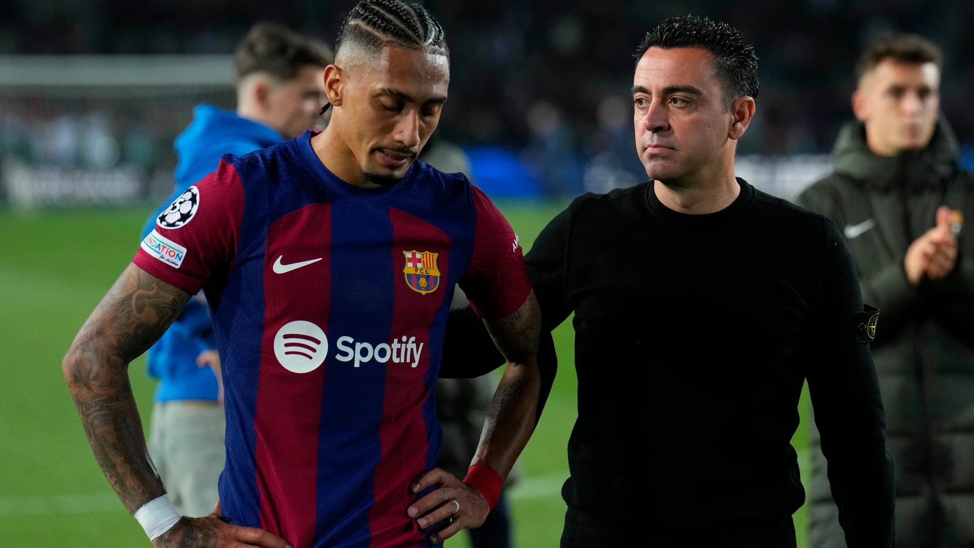 BARCELONA, 16/04/2024.- El delantero brasileño del FC Barcelona, Raphinha y el técnico blaugrana, Xavi Hernández, a la finalización del encuentro correspondiente a la vuelta de los cuartos de final de la Liga de Campeones que FC Barcelona y PSG han disputado hoy martes en el Olímpico Lluis Company, en Barcelona. EFE/Alejandro García.