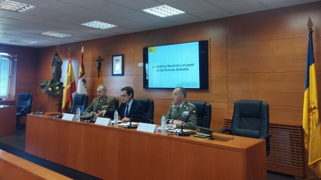 El coronel de Infantería del Ejército de Tierra, José Luis Calvo Albero, ha ofrecido hoy la tercera conferencia del I Ciclo de Conferencias “Panorama estratégico mundial y defensa nacional” de la Universidad Católica de Ávila