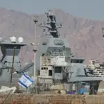 Un buque militar israelí fondeado en el puerto de Eilat