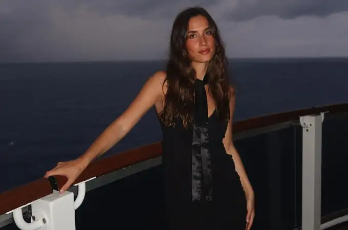 María Pombo ha metido en su maleta de crucero este vestido negro con transparencias de Zara 