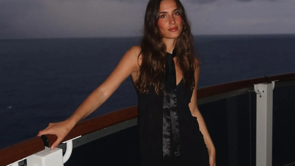 María Pombo ha metido en su maleta de crucero este vestido negro con transparencias de Zara