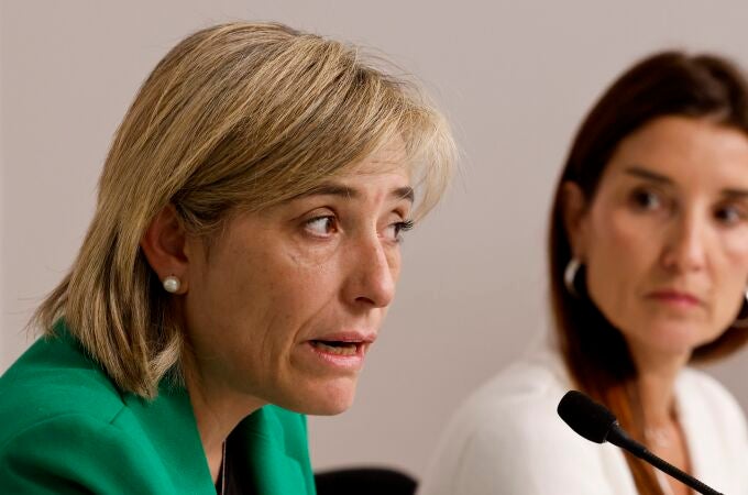 La consellera de Justicia, Elisa Nuñez (i), junto a la portavoz del Gobierno valenciano, Ruth Merino, tras el pleno del Consell